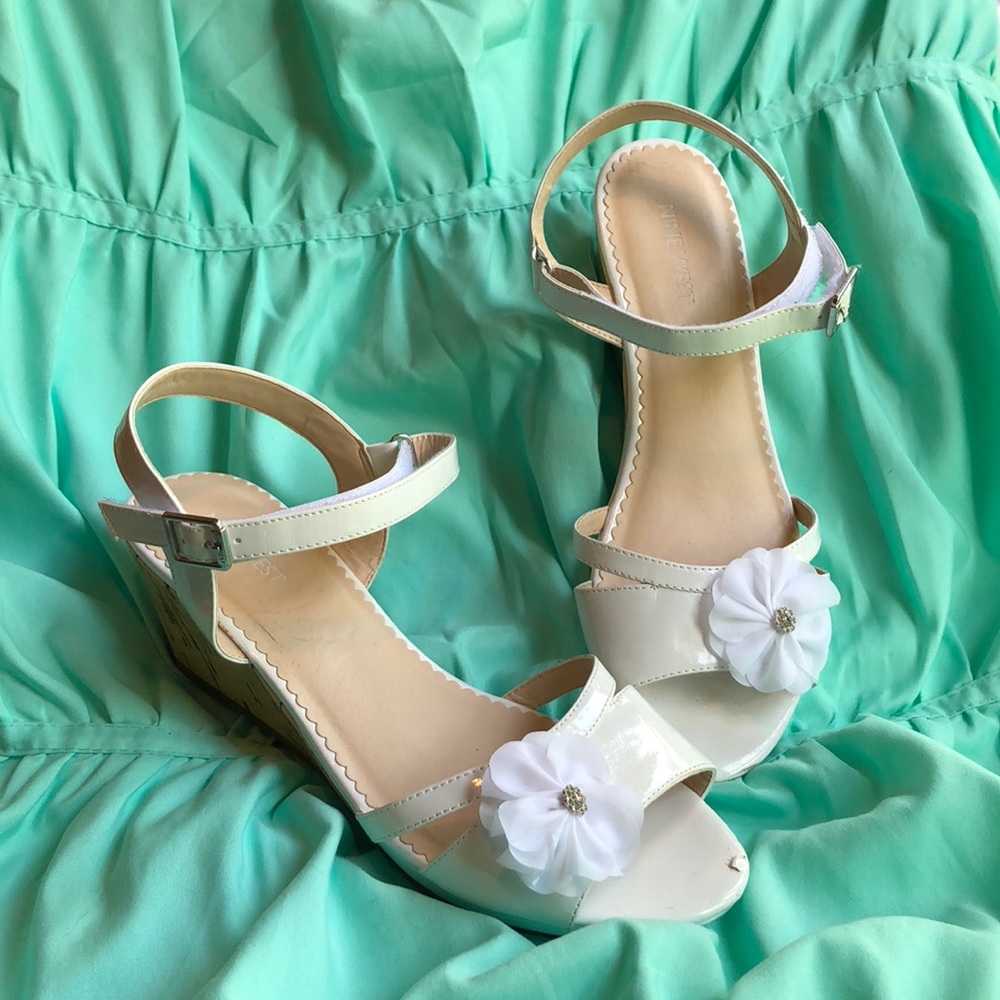 White Patent Leather w/Flower Summer Sandals sz. 7
